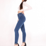 Jean skinny premium super elastizado azul localizado ruedo normal