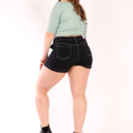 Short mom rígido Black con bolsillo plaque ruedo normal