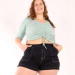 Short mom rígido Black con bolsillo plaque ruedo normal