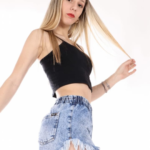 Short mom rígido cintura con elástico azul nevado ruedo desflecado