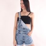 Short jardinero rígido ruedo desflecado