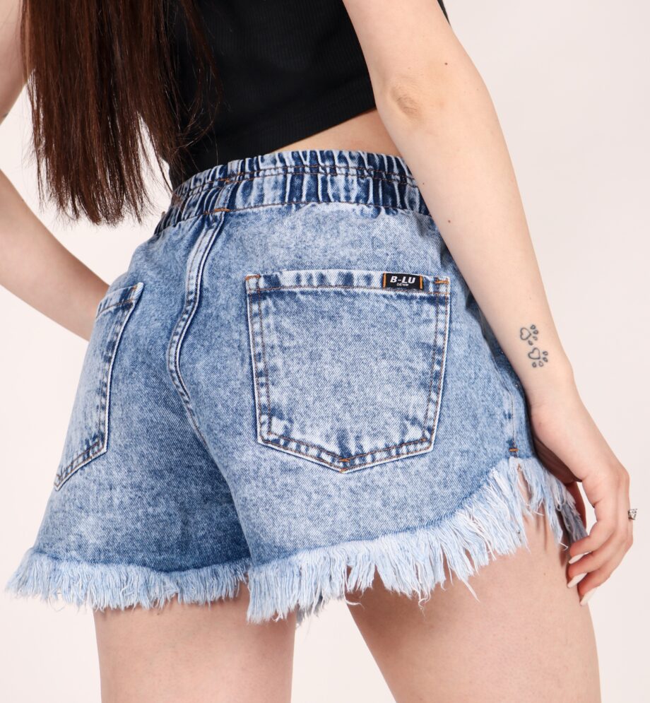 Short mom rígido con Strass y elástico en la cintura ruedo desflecado