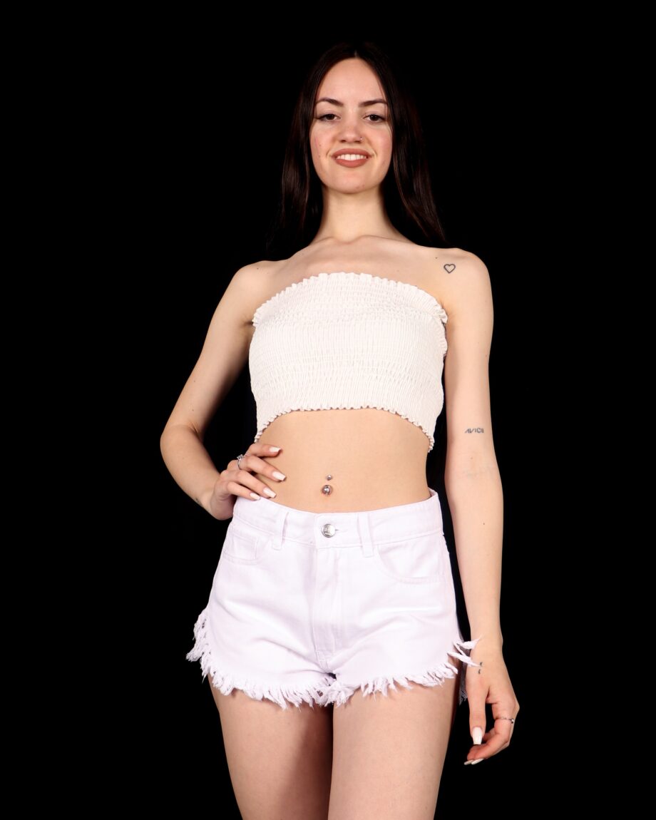 Short mom rígido blanco ruedo desflecado