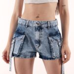 Short mom cargo rígido con tiras ruedo normal
