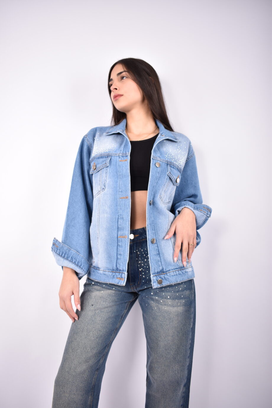 Campera oversize rígida azul nevado localizado con strass