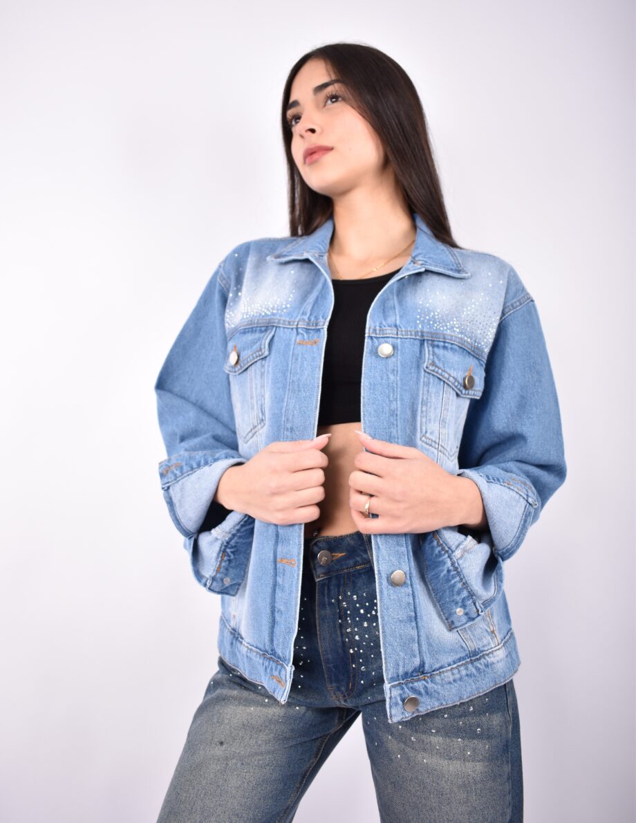 Campera oversize rígida azul nevado localizado con strass