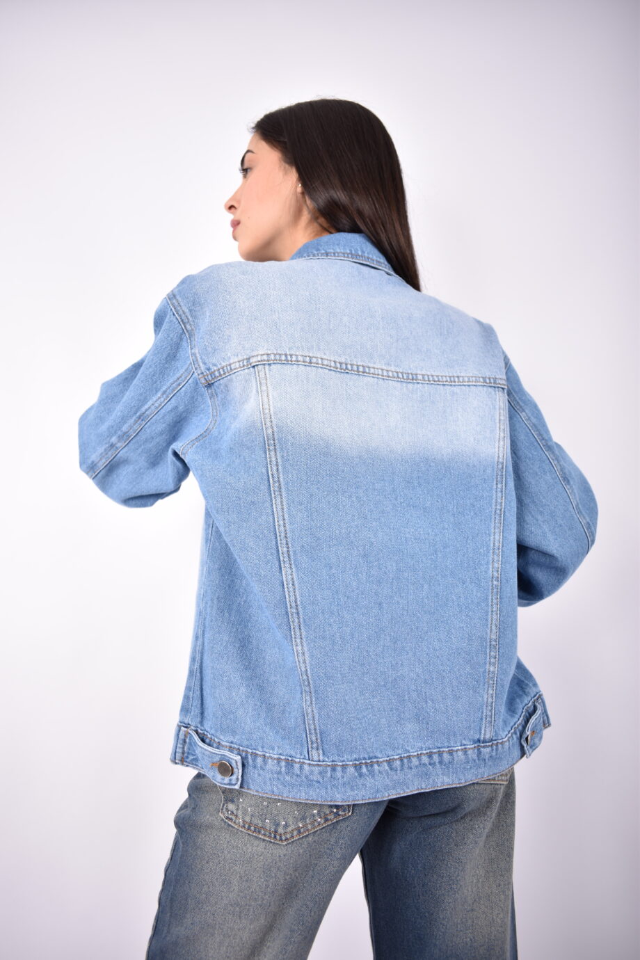 Campera oversize rígida azul nevado localizado con strass