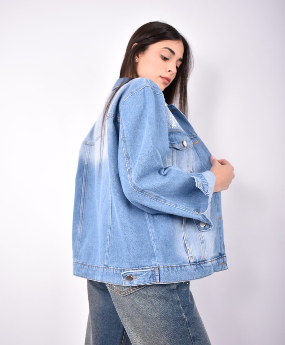 Campera oversize rígida azul nevado localizado con strass