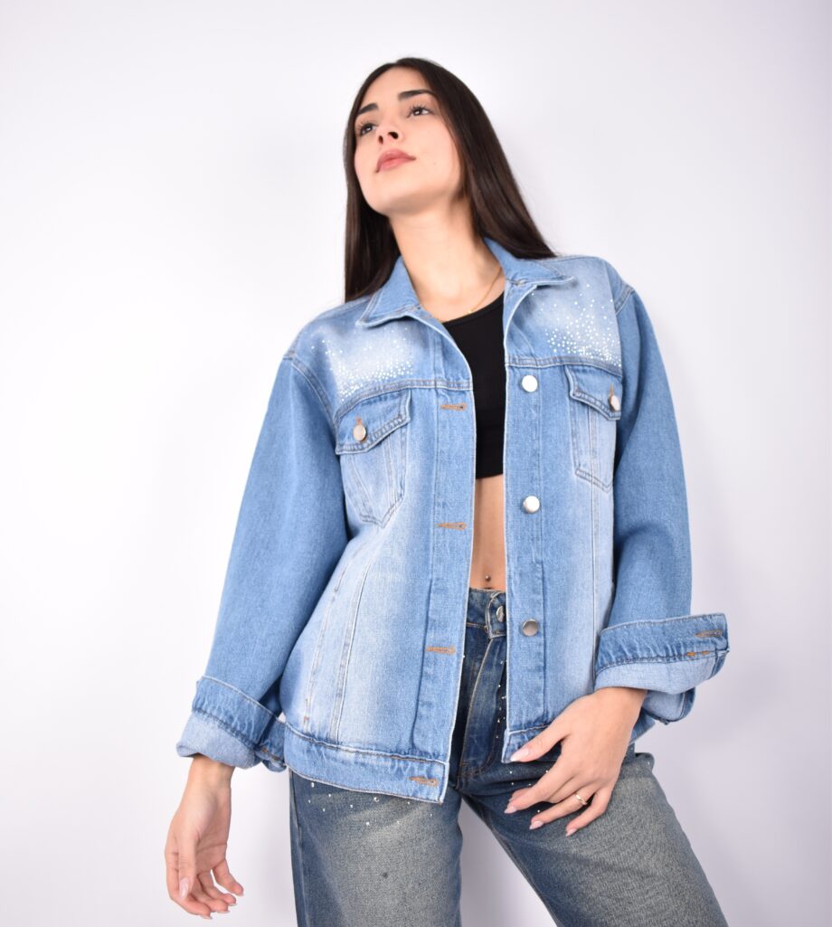 Campera oversize rígida azul nevado localizado con strass