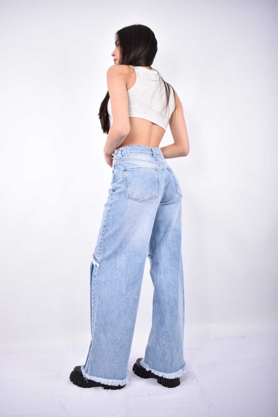 Wide leg rigido con lineas celeste nevado ruedo desflecado