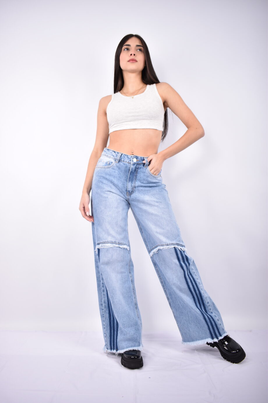 Wide leg rigido con lineas celeste nevado ruedo desflecado