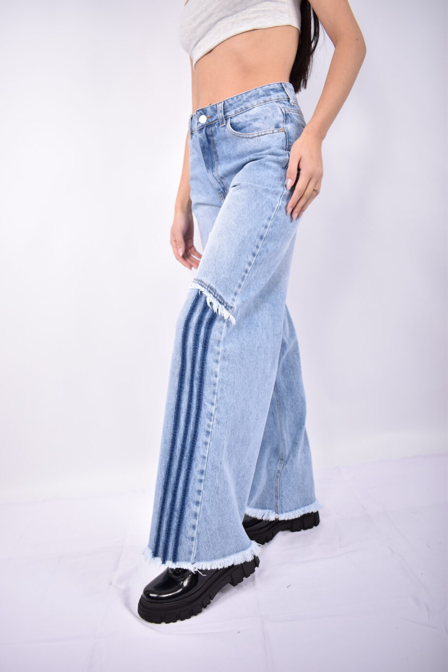 Wide leg rigido con lineas celeste nevado ruedo desflecado