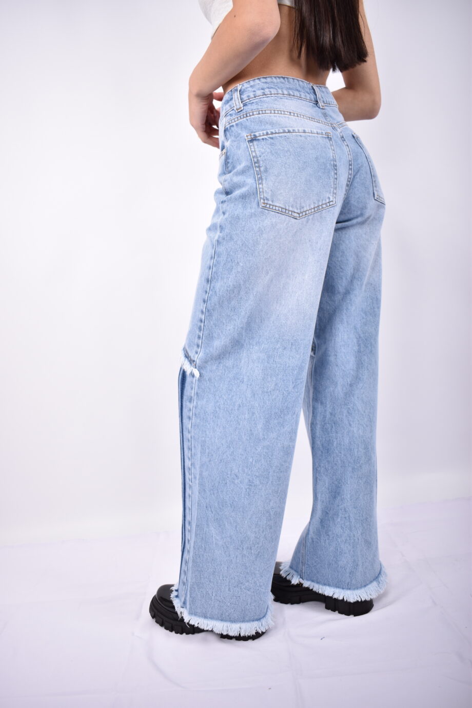 Wide leg rigido con lineas celeste nevado ruedo desflecado