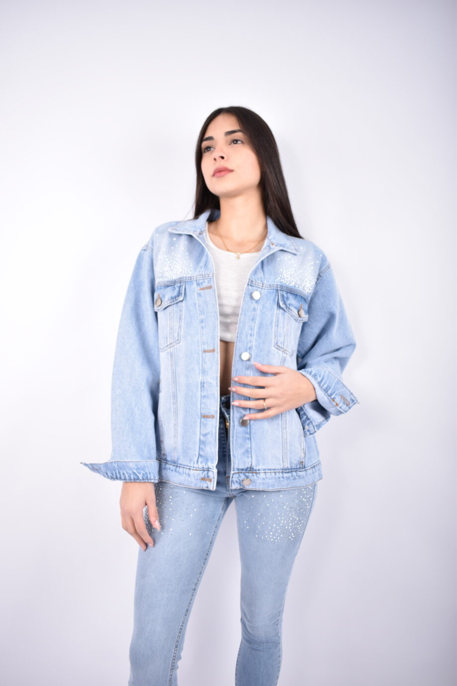 Campera oversize rígida celeste nevado con strass