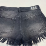 Short mom rígido black localizado tiro bajo ruedo desflecado