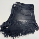 Short mom rígido black localizado tiro bajo ruedo desflecado