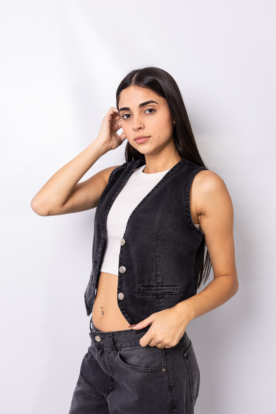 Chaleco denim rígido black localizado