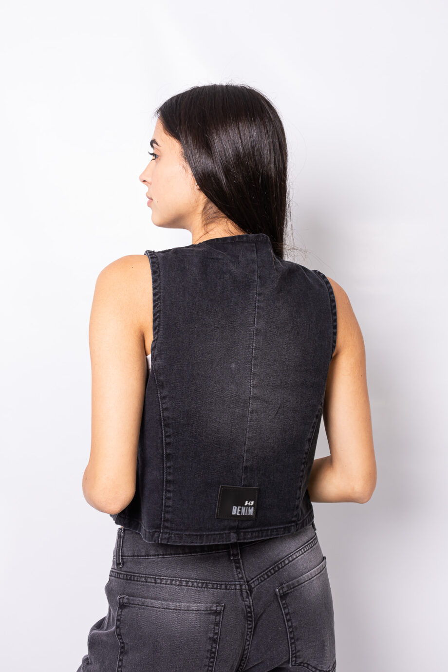 Chaleco denim rígido black localizado