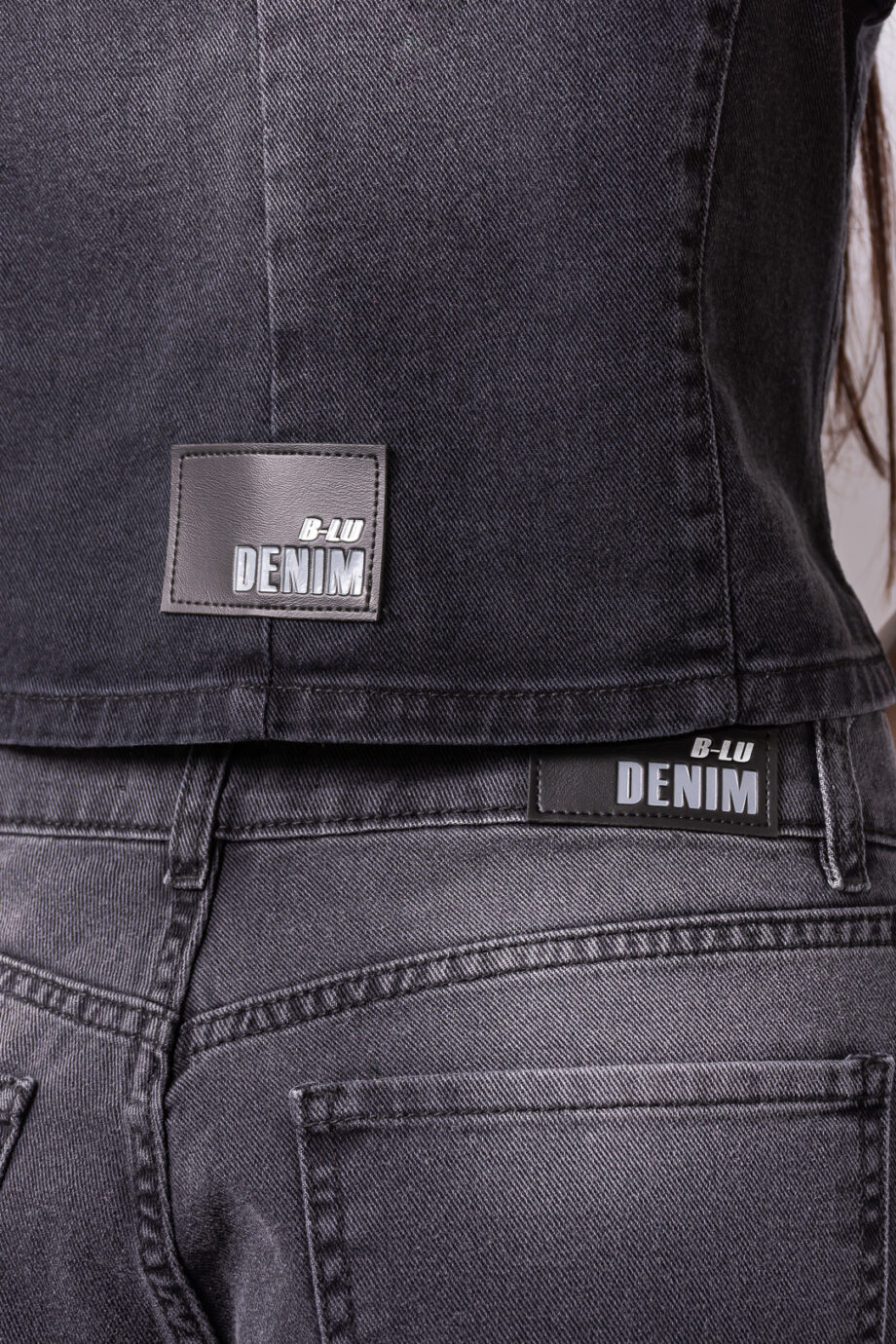 Chaleco denim rígido black localizado