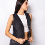 Chaleco denim rígido black localizado