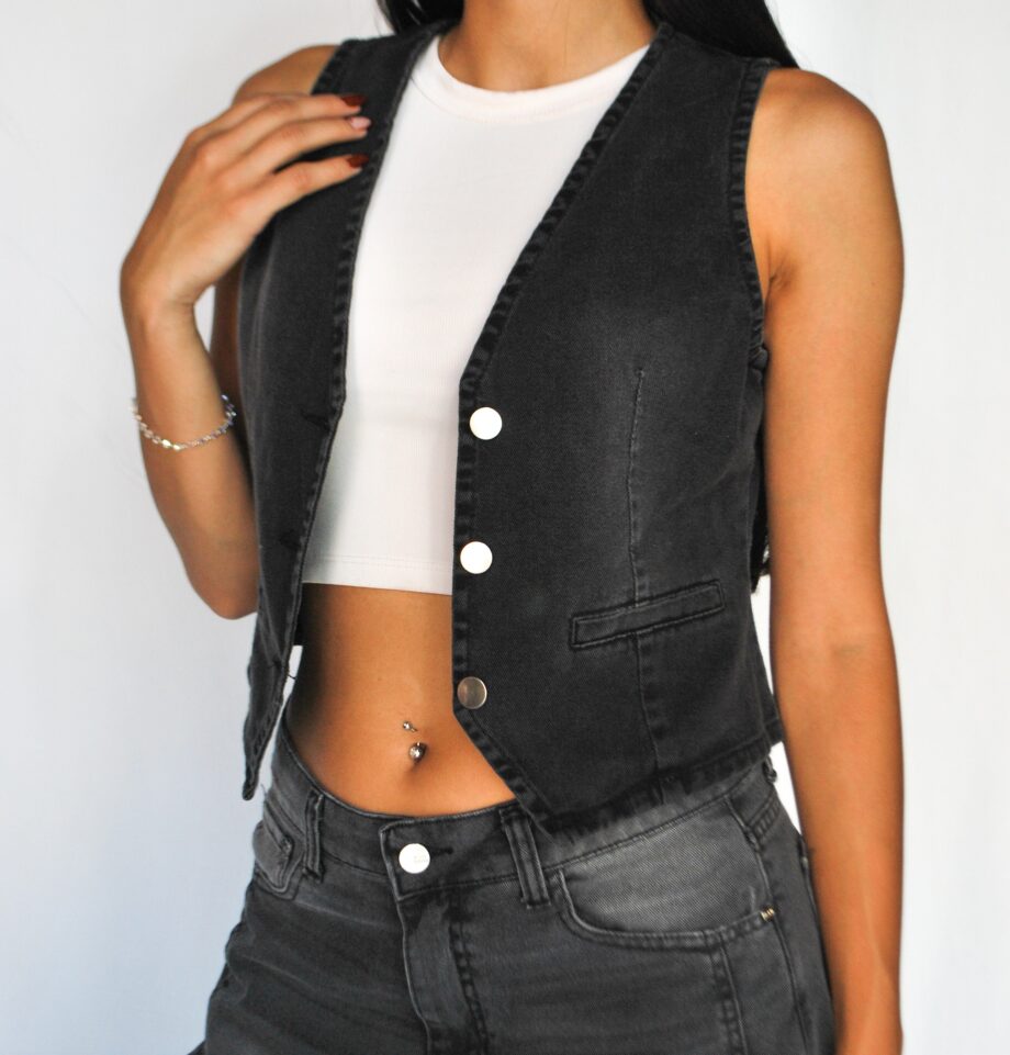 Chaleco denim rígido black localizado