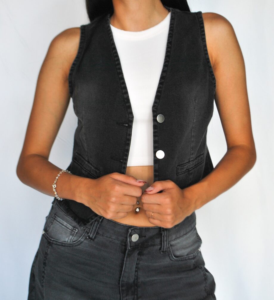 Chaleco denim rígido black localizado
