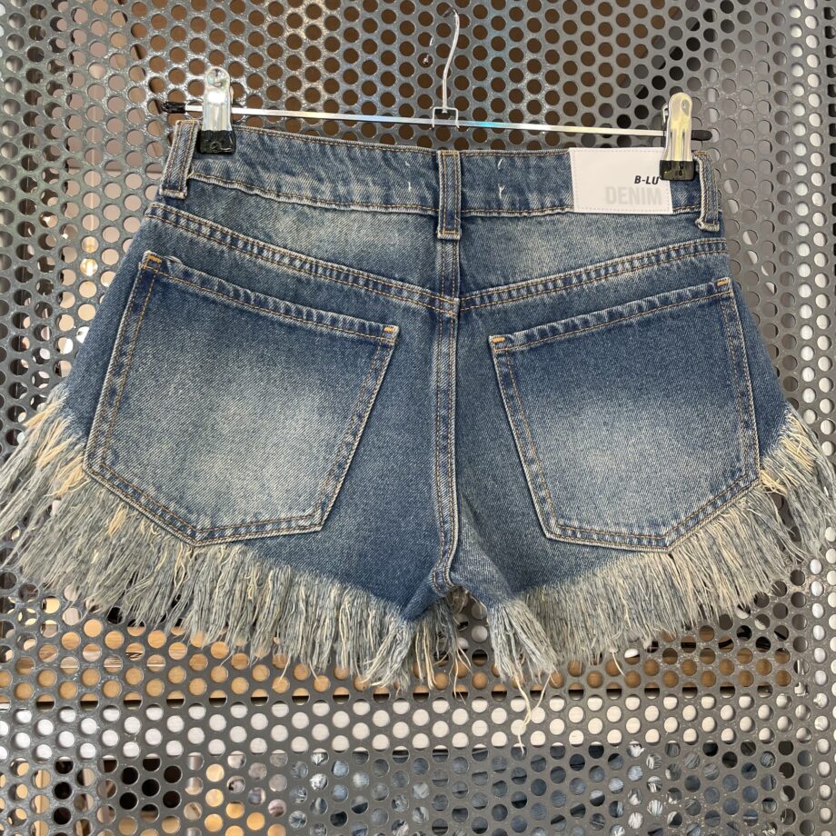 Short tiro bajo rígido matizado ruedo desflecado