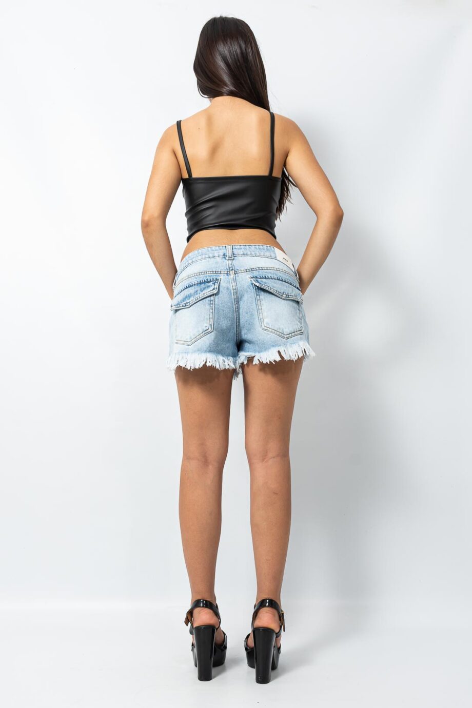Short rígido tiro bajo celeste localizado desflecadado
