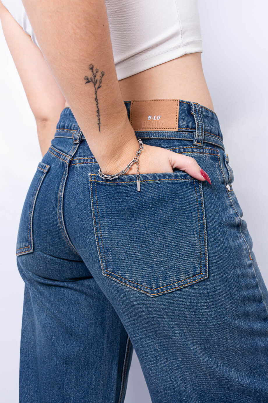 Wide leg tiro bajo rígido matizado con cinturón de lazo