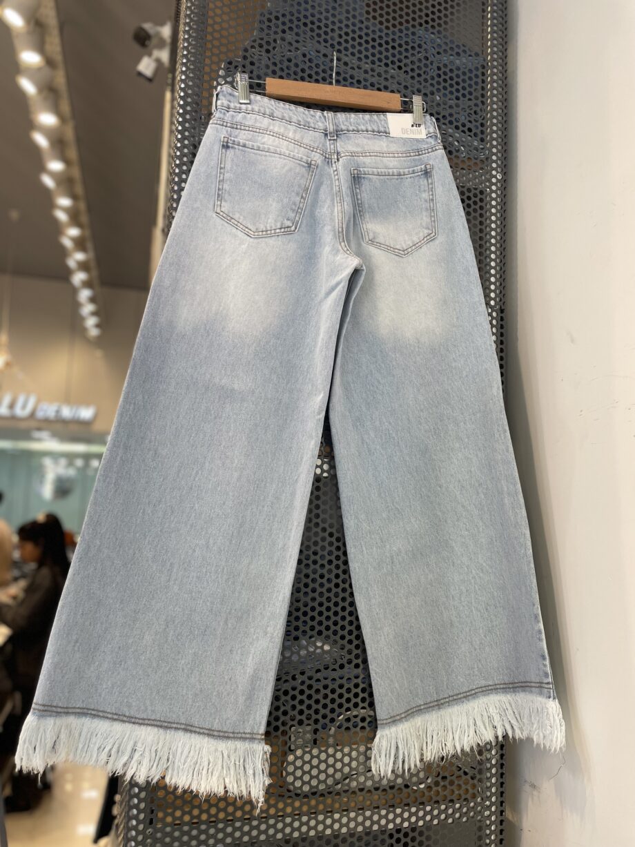 Wide leg tiro bajo azul cielo ruedo desflecado