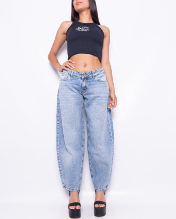 Baggy rígido tiro bajo azul localizado con bigotes y ruedo normal